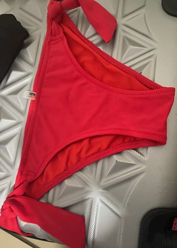 Siyah Askılı ve Kırmızı Mini Bikini - Görsel 3