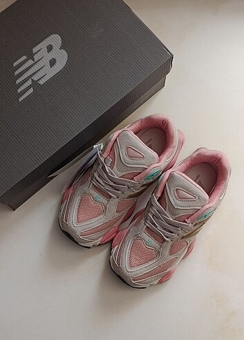 NEW BALANCE 9060 Pudra-krem spor ayakkabı. İNDİRİMDE