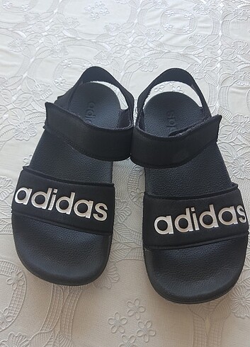 Adidas sandalet ..unisex model ..biz kızda kullandık.. 