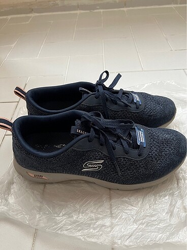 38 Beden Skechers spor ayakkabı