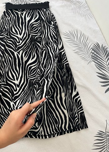 s Beden Zebra Desenli Pilili Siyah Midi Etek