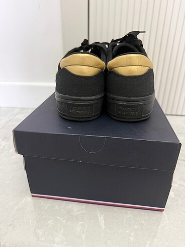 39 Beden siyah Renk Orjinal tommy hilfiger