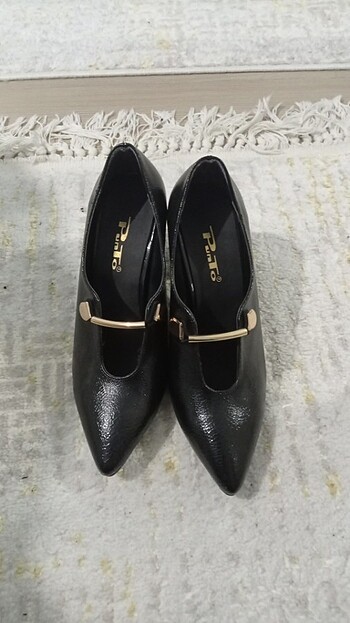 Yeni siyah topuklu ayakkabı 