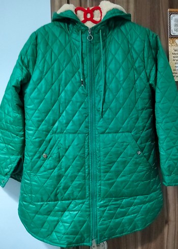 Yeşil Kapüşonlu Kadın Mont