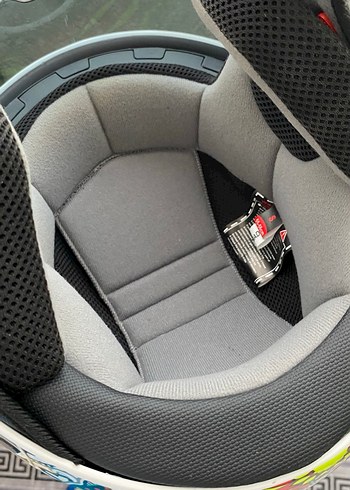 Renkli Desenli Parlak Metal Motosiklet Kaskı - Görsel 3