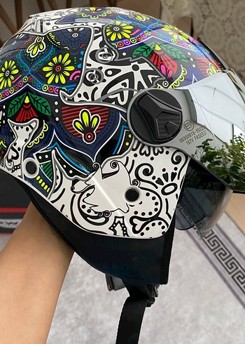 Renkli Desenli Parlak Metal Motosiklet Kaskı - Görsel 2
