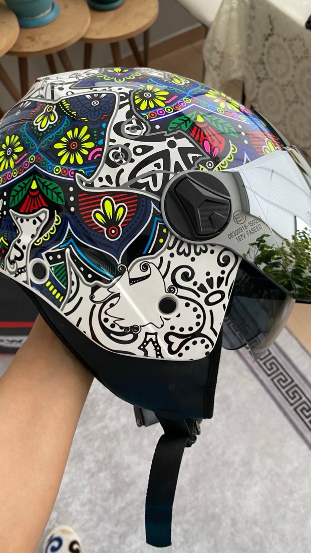 Renkli Desenli Parlak Metal Motosiklet Kaskı - Görsel 2