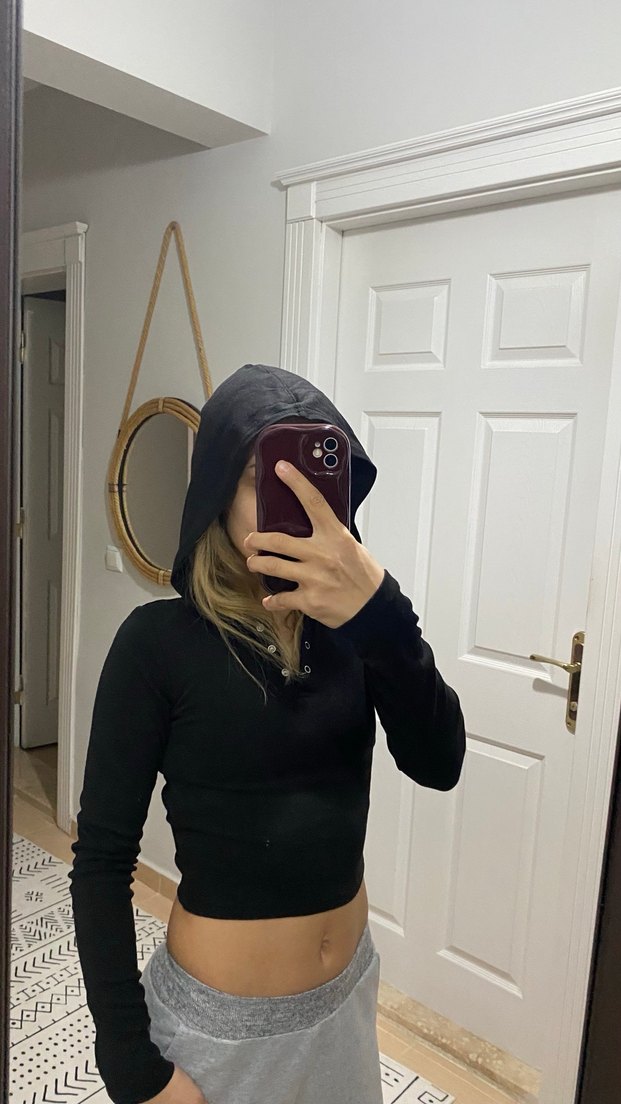 Siyah Kapüşonlu Uzun Kollu Dar Kesim - Görsel 2