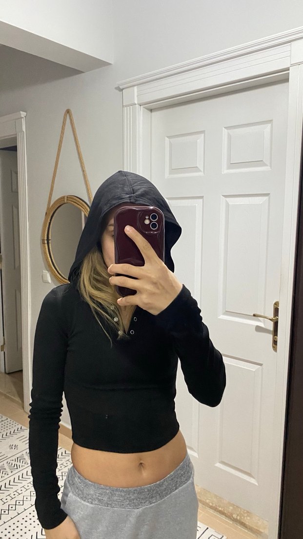 Siyah Kapüşonlu Uzun Kollu Dar Kesim - Görsel 4