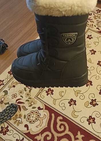 Çocuk kar botu unisex kızım kullandı üç kere ancak giyebildi 