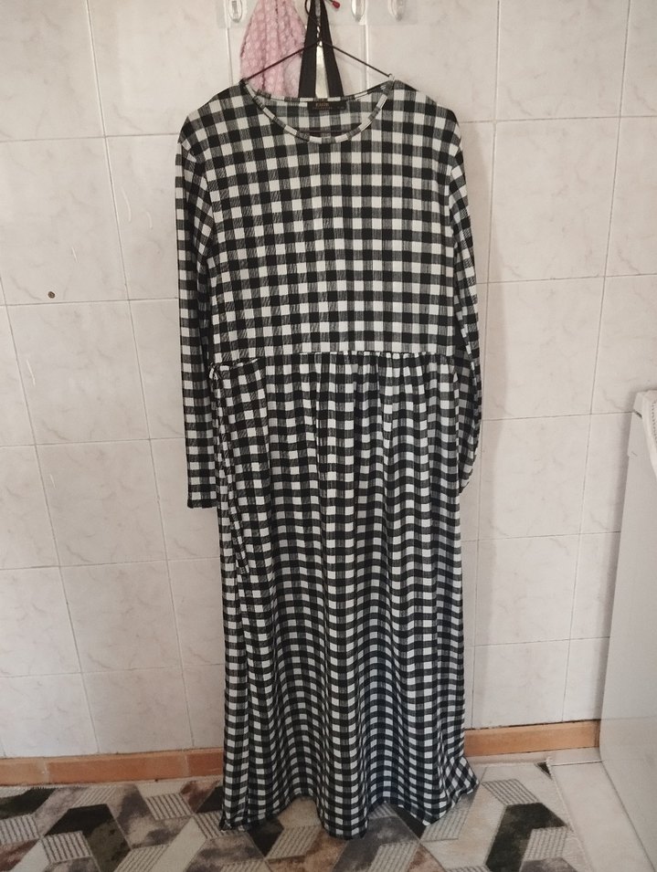 Gri Ekose Desenli Piliseli Uzun Elbise - Görsel 2