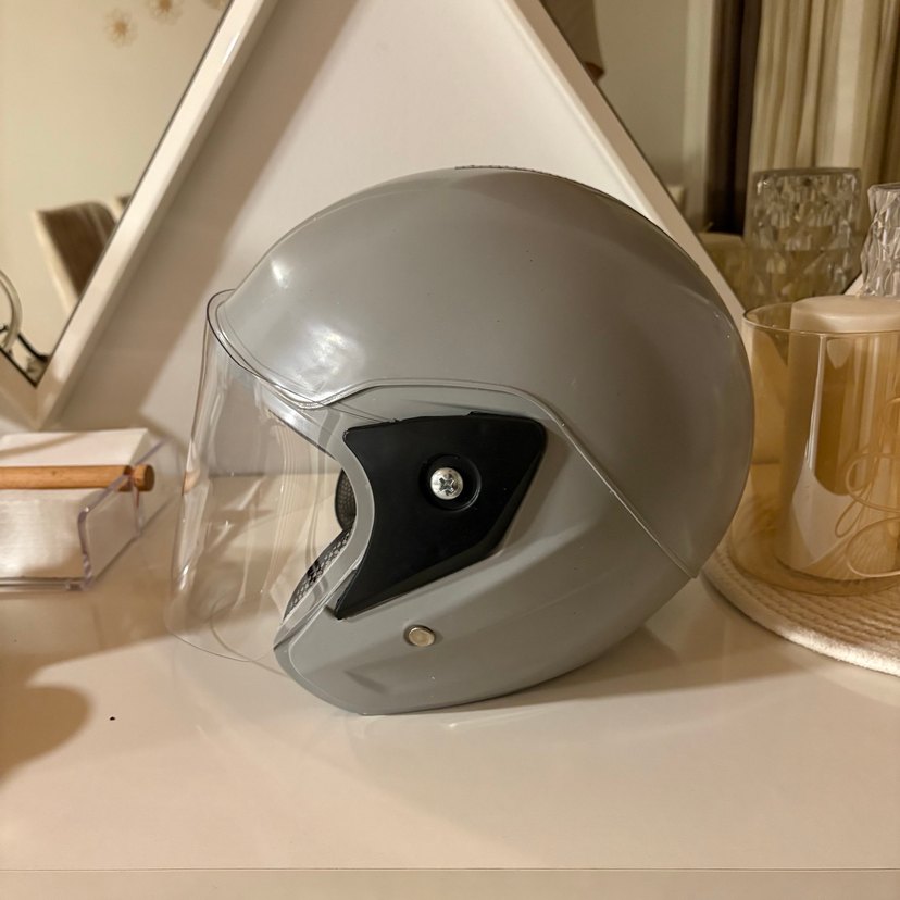 Gri Motosiklet Kaskı - Görsel 3