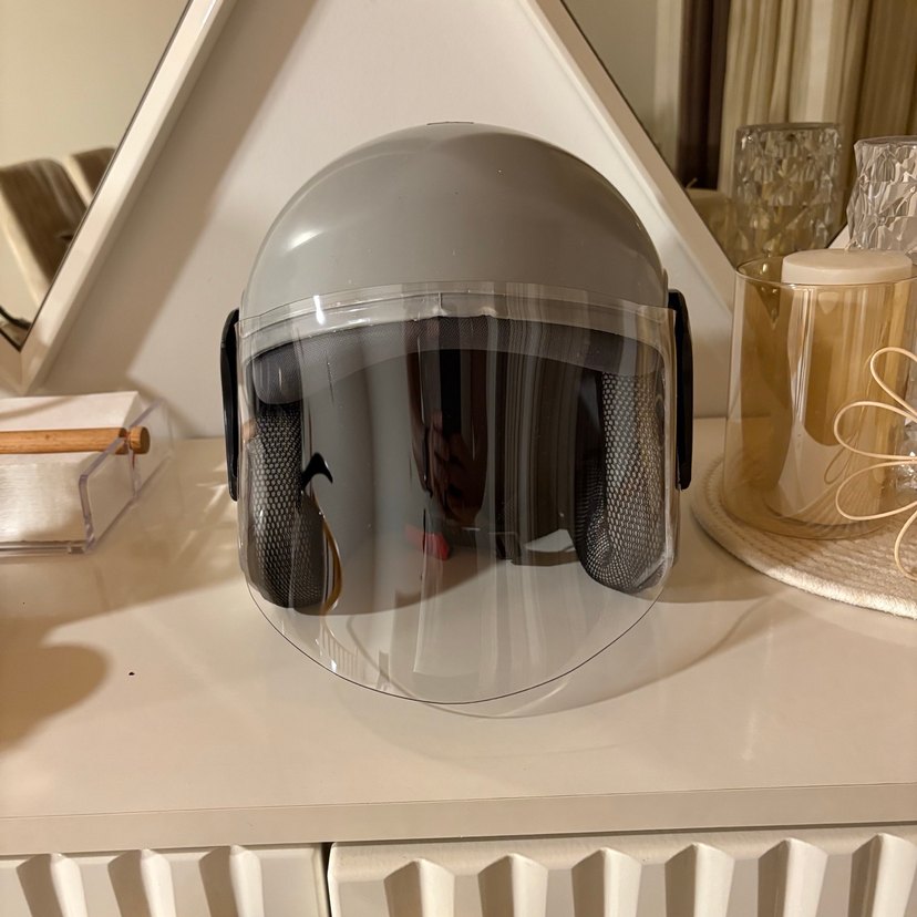 Gri Motosiklet Kaskı - Görsel 2