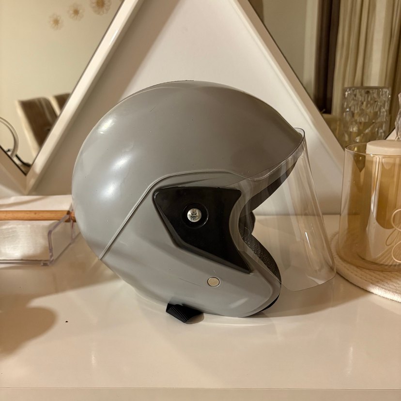 Gri Motosiklet Kaskı - Görsel 4