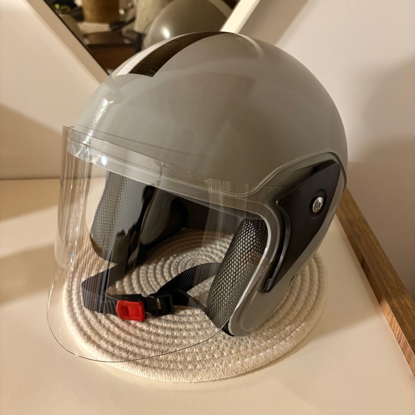 Gri Motosiklet Kaskı - Görsel 4