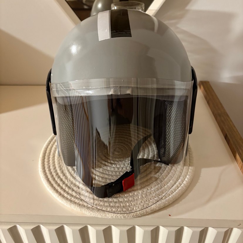 Gri Motosiklet Kaskı - Görsel 2