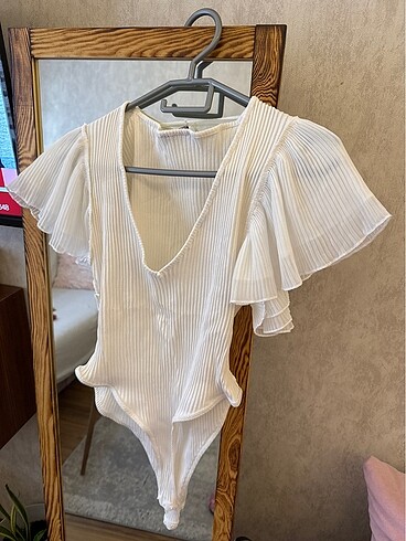 Zara beyaz kolları fırfırlı bluz