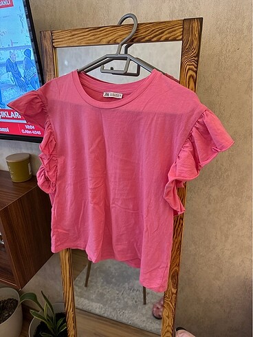 Zara pembe kolları fırfırlı tshirt