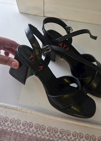 Siyah Topuklu bağcıklı sandalet - Görsel 2