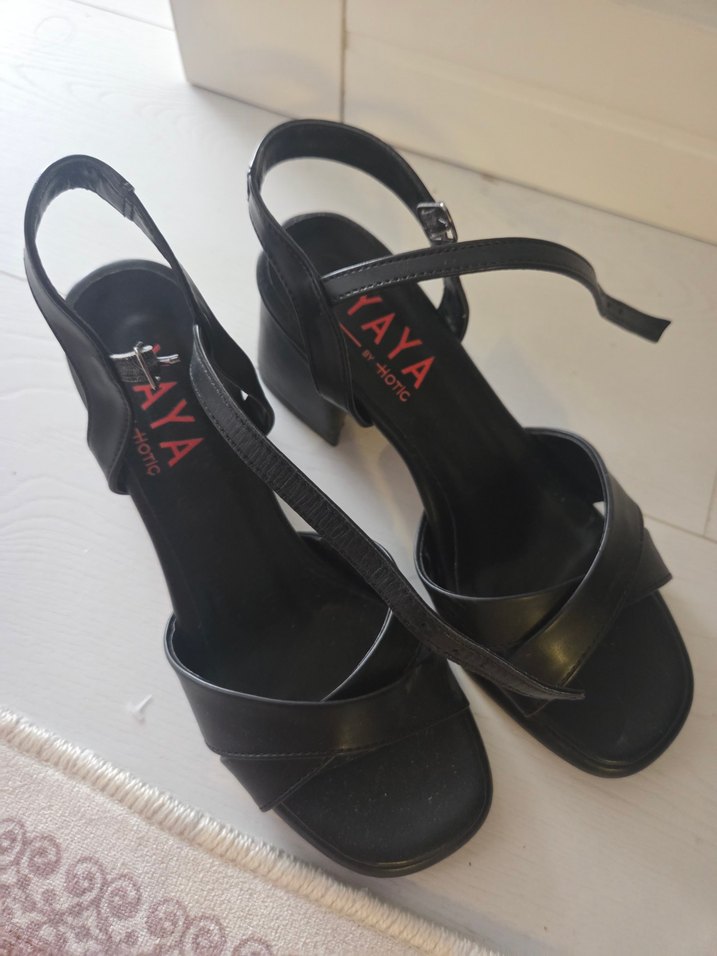 Siyah Topuklu bağcıklı sandalet - Görsel 3