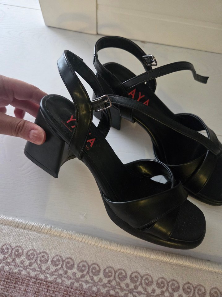 Siyah Topuklu bağcıklı sandalet - Görsel 2