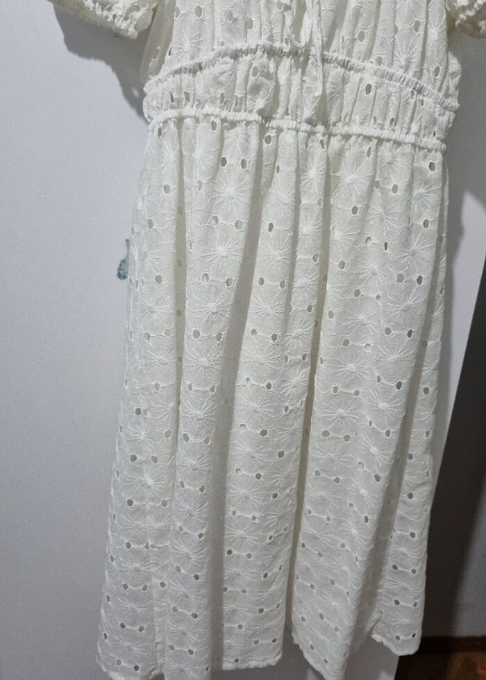 Çiçek desenli beyaz elbise - Görsel 3