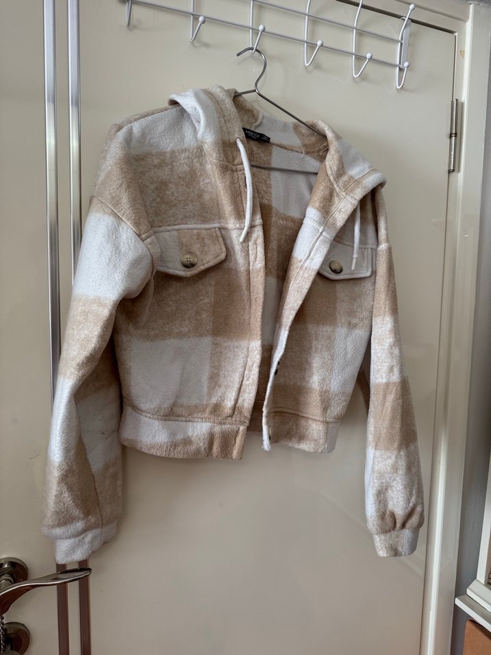 Bej Kapüşonlu Düğmeli Kadın Gömlek - Görsel 4