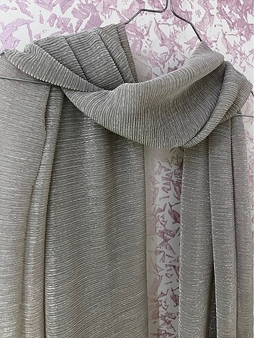 Pierre Cardin Parlak gri eşarp, fular çok kullanışlı 1 kere kullanılmıştır