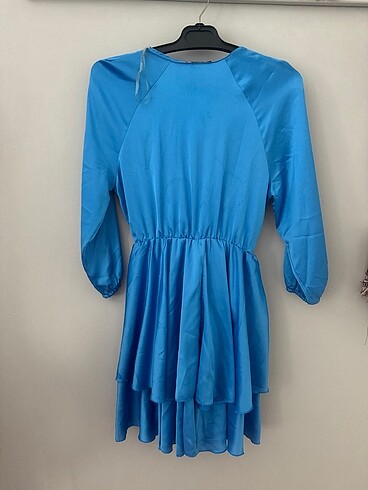 Saten elbise s beden ama m uyumlu etiketi üzerinde - Görsel 5