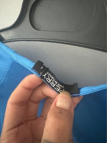 Saten elbise s beden ama m uyumlu etiketi üzerinde - Görsel 8