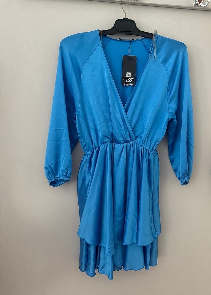 Saten elbise s beden ama m uyumlu etiketi üzerinde - Görsel 2