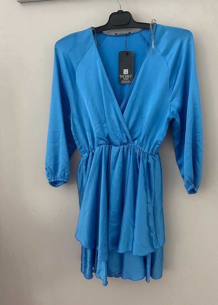 Saten elbise s beden ama m uyumlu etiketi üzerinde - Görsel 3