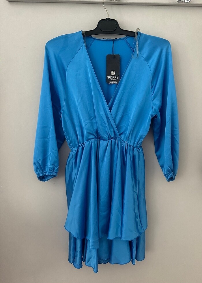 Saten elbise s beden ama m uyumlu etiketi üzerinde - Görsel 4