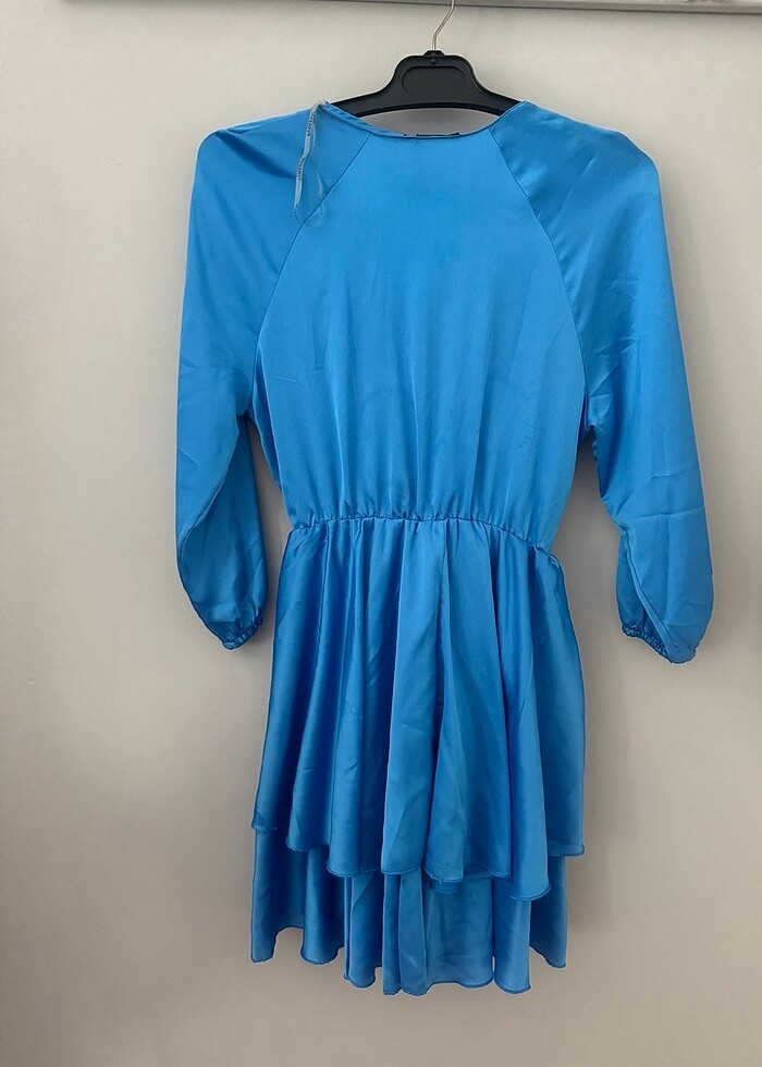 Saten elbise s beden ama m uyumlu etiketi üzerinde - Görsel 5