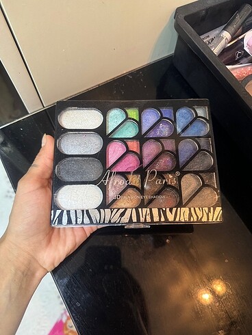 3D eyeshadow çok iyi durumda çok az kullanıldı görseldeki gibi