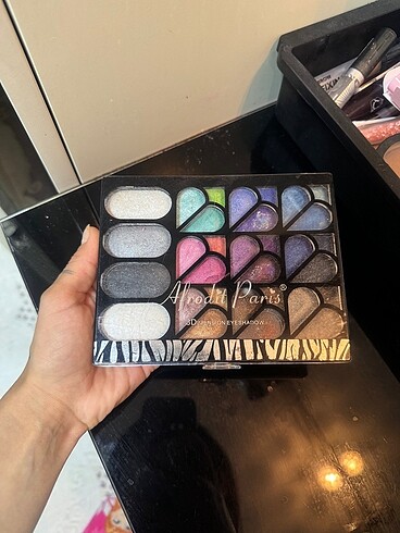 E.L.F 3D eyeshadow çok iyi durumda çok az kullanıldı görseldeki gibi