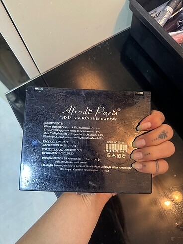 Beden 3D eyeshadow çok iyi durumda çok az kullanıldı görseldeki gibi