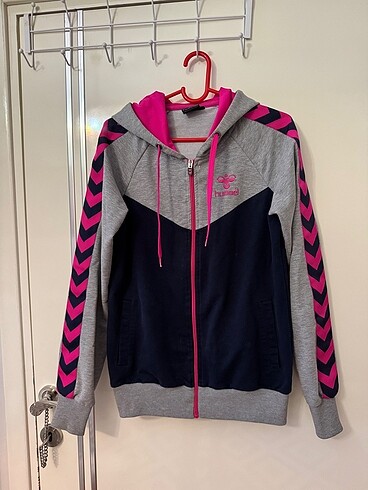 m Beden çeşitli Renk Orijinal hummel sweat m beden kapüşonlu 2 kere giyildi sadece so