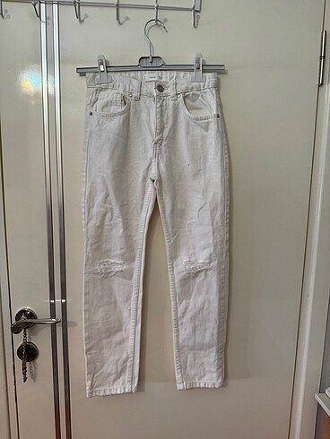 MNG 9 yaş beyaz jeans çok iyi durumdadır 1 kere giyildi sorunsuz