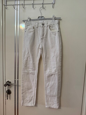 9 Yaş Beden MNG 9 yaş beyaz jeans çok iyi durumdadır 1 kere giyildi sorunsuz