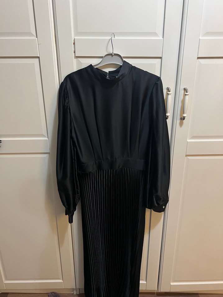 Siyah Piliseli Uzun Kadın Elbise - Görsel 3