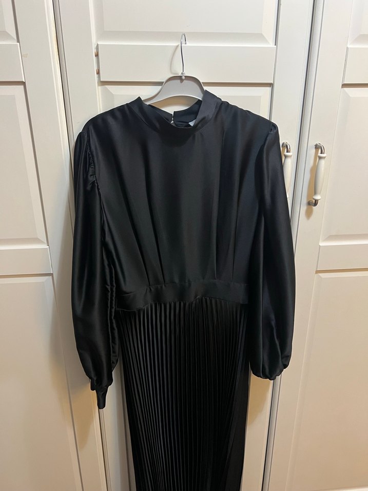 Siyah Piliseli Uzun Kadın Elbise - Görsel 2