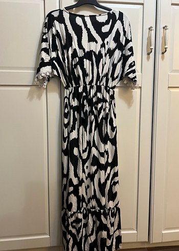 Püsküllü Siyah Beyaz Zebra Desenli Uzun Elbise - Görsel 2