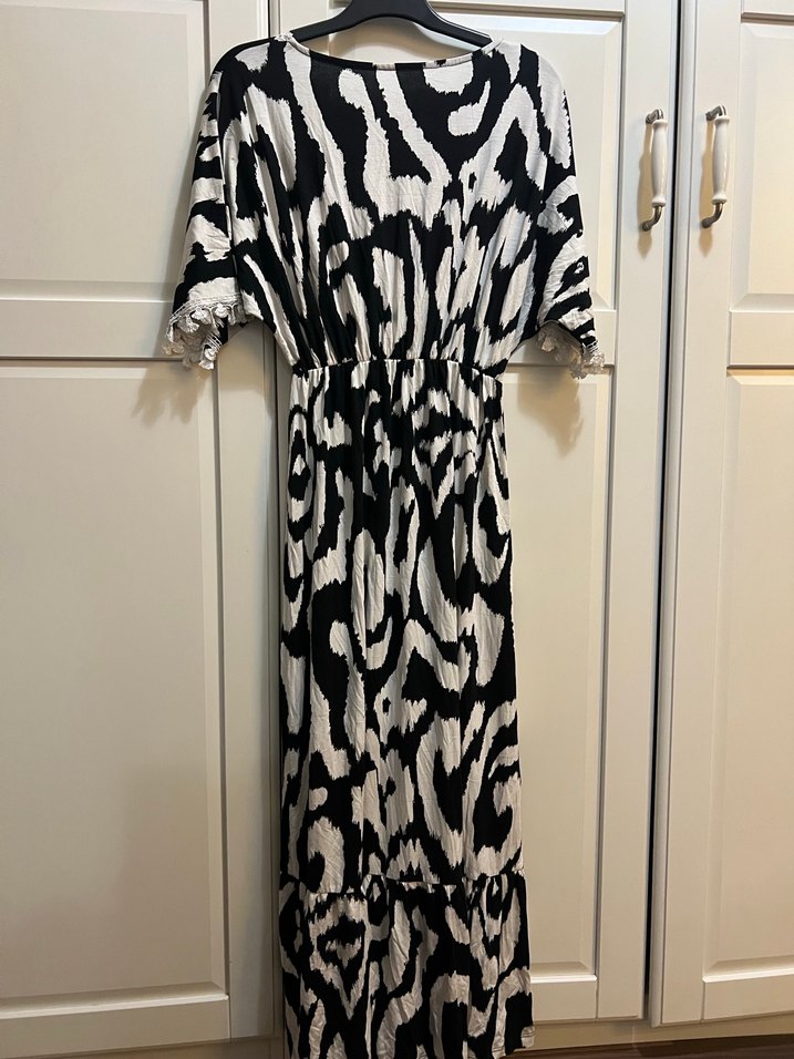 Püsküllü Siyah Beyaz Zebra Desenli Uzun Elbise - Görsel 2