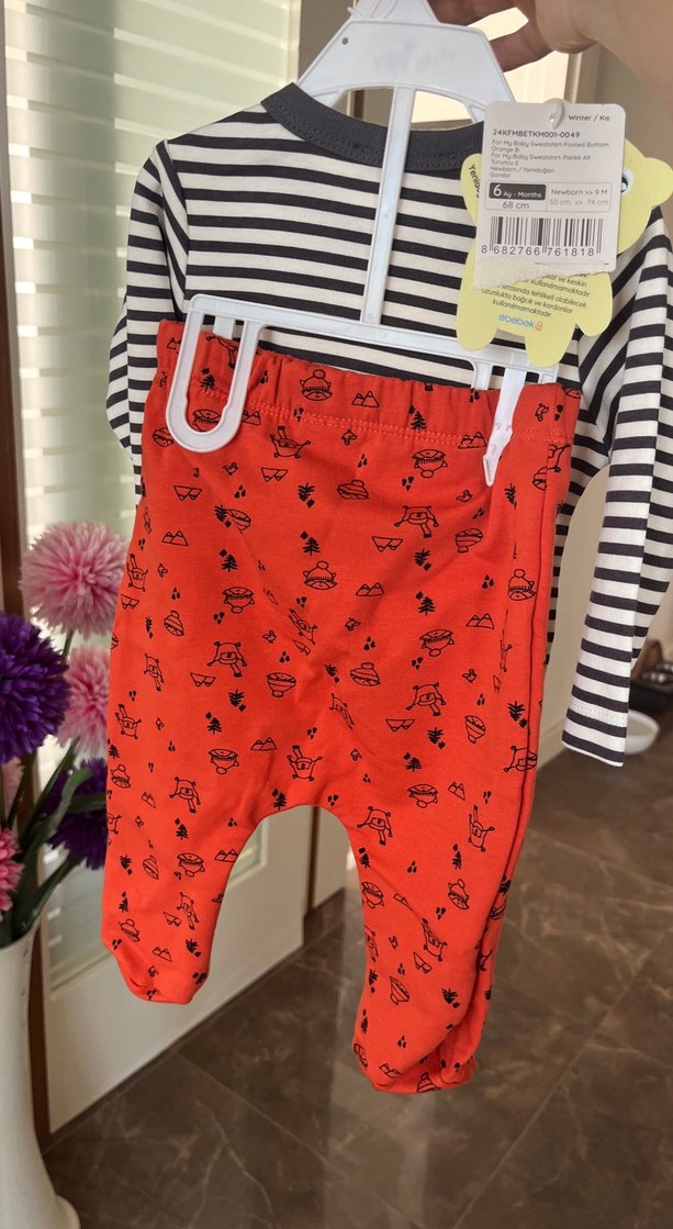 Çizgili Kollu Gri ve Beyaz Erkek Bebek Takımı - Görsel 4