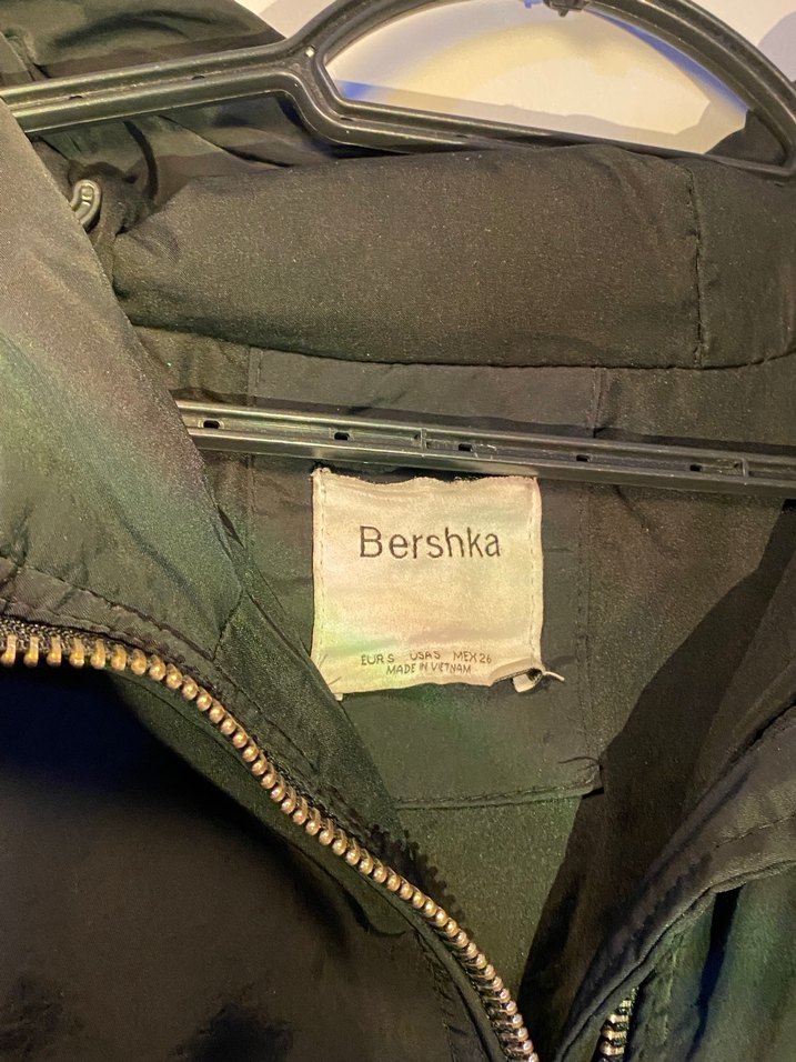 Bershka Siyah Fermuarlı lastikli kadın şişme mont - Görsel 4