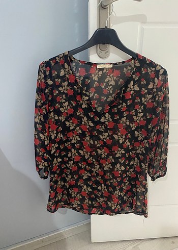 Kırmızı Çiçek Desenli V Yaka Kadın Bluz - Görsel 2