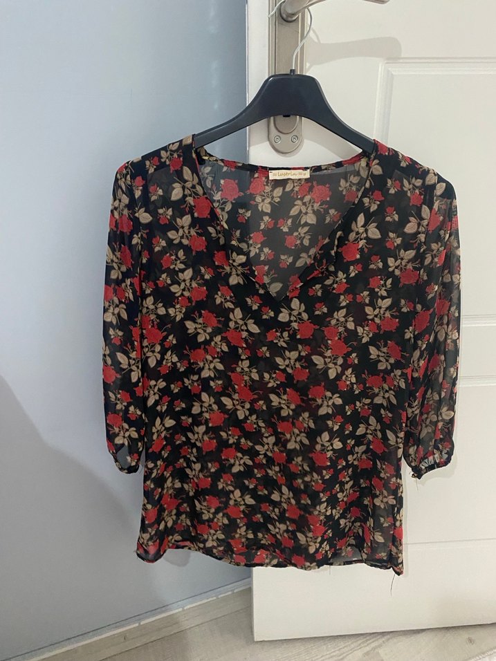 Kırmızı Çiçek Desenli V Yaka Kadın Bluz - Görsel 2