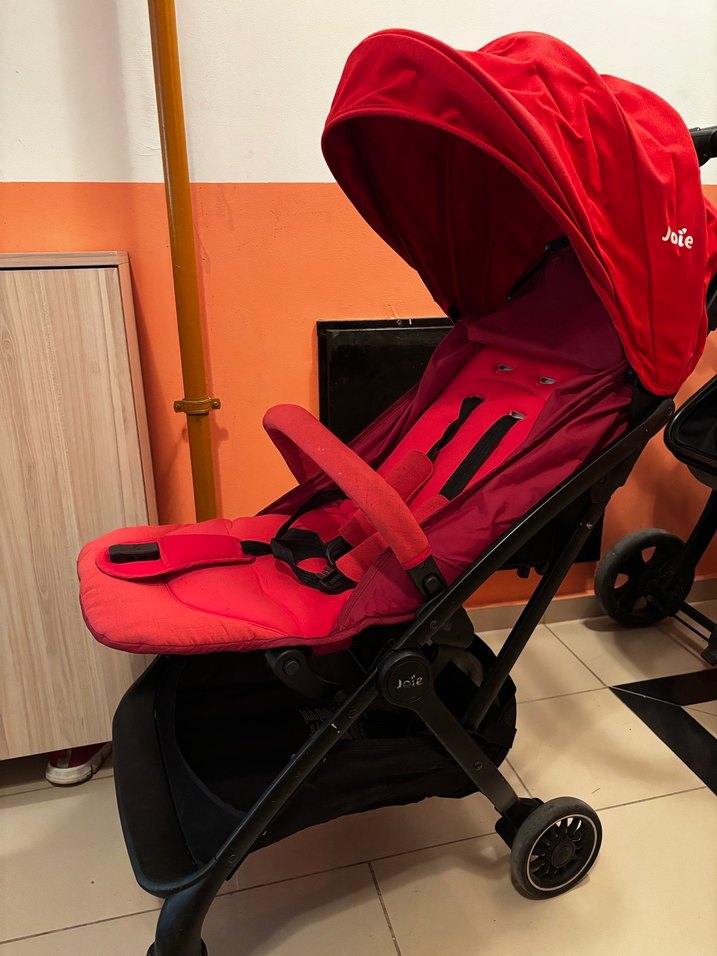 Kırmızı Bebek Arabası - Görsel 2