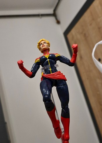 MARVEL LEGENDS CAPTAIN MARVEL